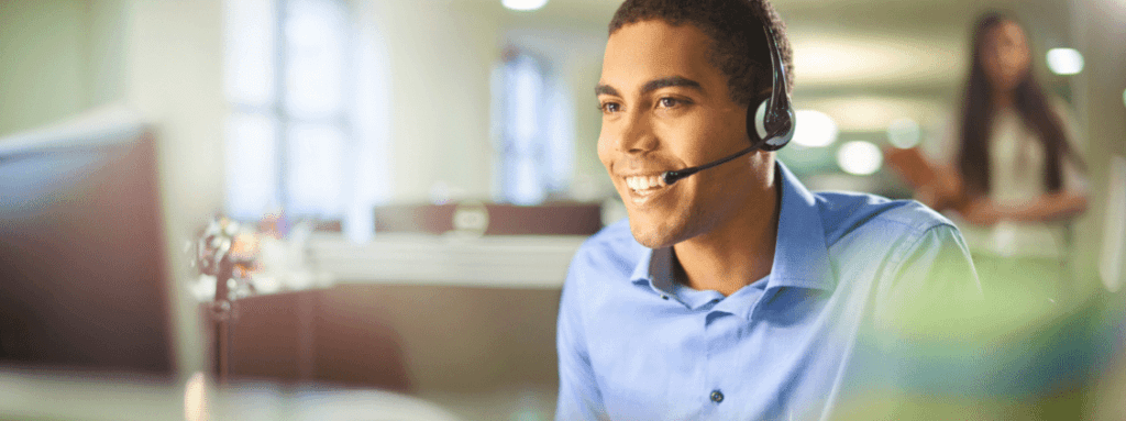 atendente de call center conversando com cliente